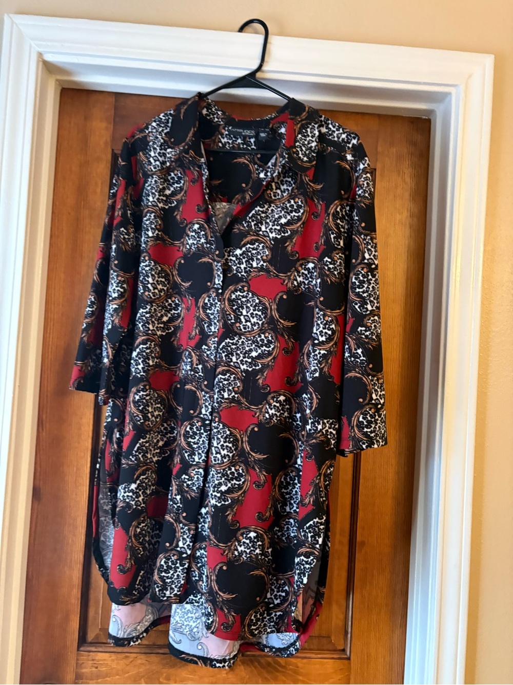 Attitudes by Renee Black & Red Patterned Button-Front Cape